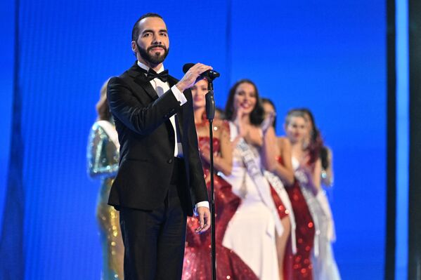 Esta es la segunda ocasión en que El Salvador acogió el concurso. La primera vez fue en 1975.En la foto: el presidente del país, Nayib Bukele, habla en el escenario durante la 72.ª edición de Miss Universo. - Sputnik Mundo