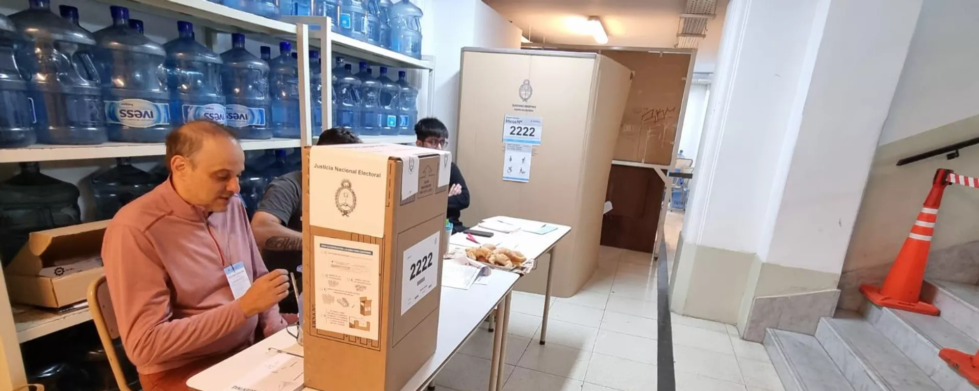 Un circuito de votación en la Ciudad de Buenos Aires durante el balotaje del 19 de noviembre Un circuito de votación en la Ciudad de Buenos Aires durante el balotaje del 19 de noviembre - Sputnik Mundo, 1920, 21.05.2025