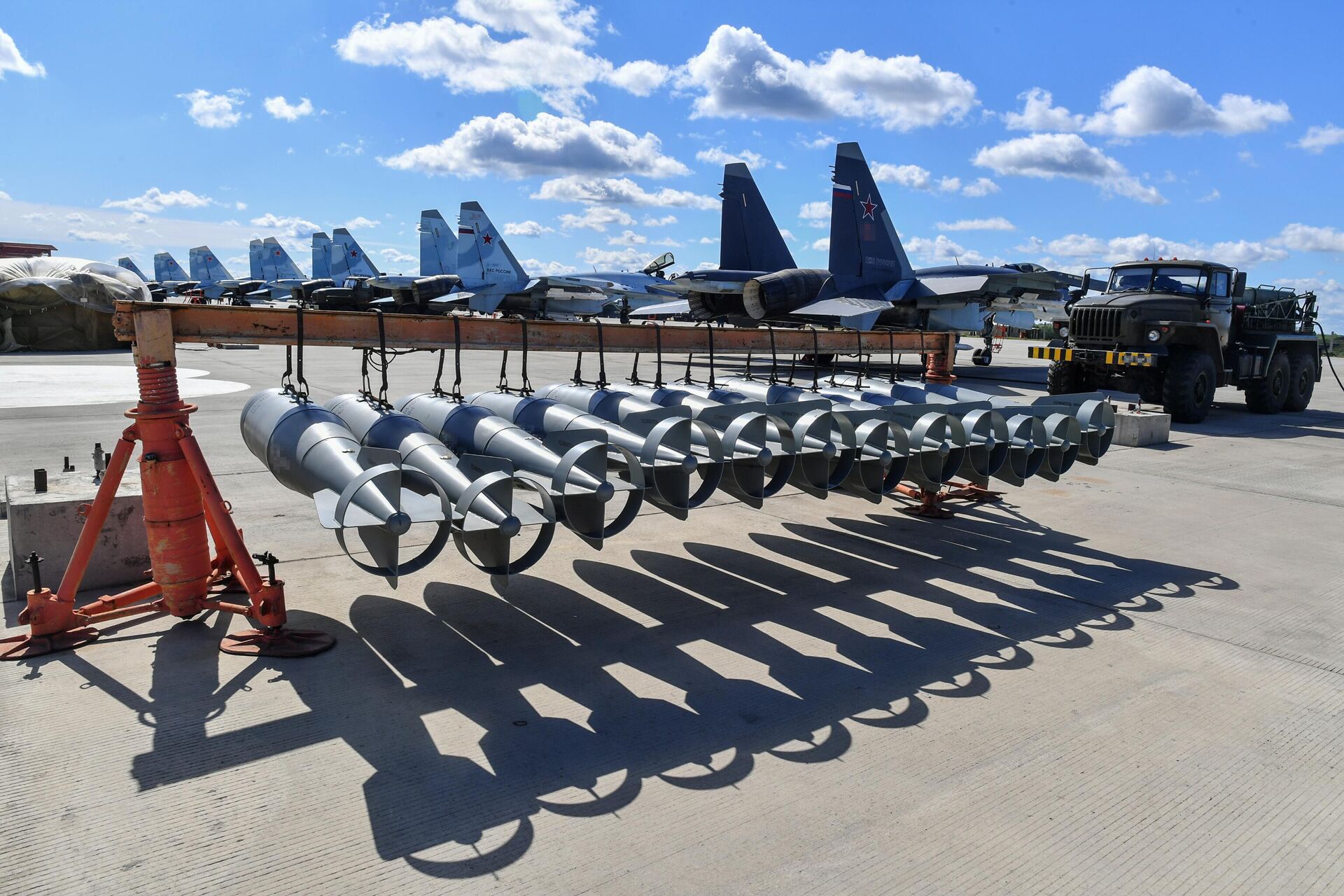 Bombas aéreas FAB-500 en un campo de aviación - Sputnik Mundo, 1920, 19.11.2023