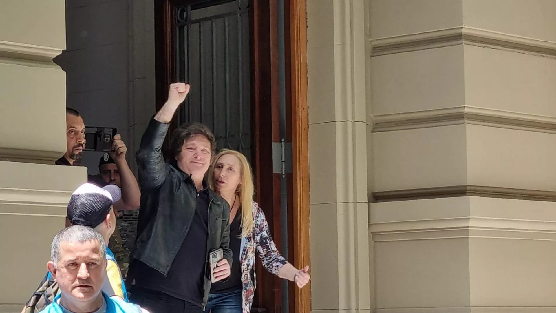 El candidato a presidente Javier Milei celebra junto a su hermana y jefa de campaña luego de votar en el balotaje de noviembre de 2023