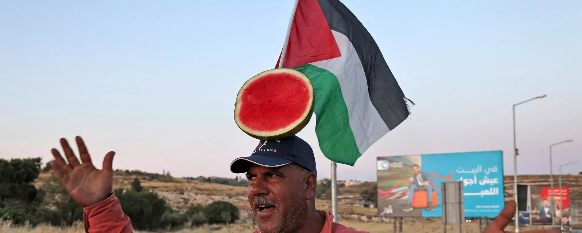 Un vendedor palestino de sandías ofrece un espectáculo para atraer clientes, en una calle de la entrada norte de la ciudad de Ramala, el 5 de junio de 2023 Un vendedor palestino de sandías ofrece un espectáculo para atraer clientes, en una calle de la entrada norte de la ciudad de Ramala, el 5 de junio de 2023 - Sputnik Mundo, 1920, 20.11.2023