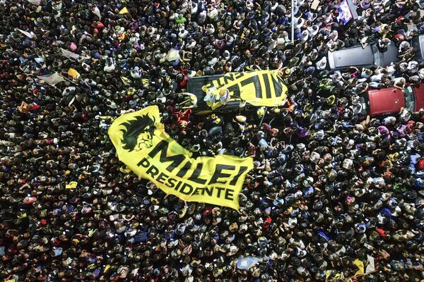 Uno de sus motes es el economista con motosierra, ya que pretende hacer serios recortes en el presupuesto y desmantelar el Banco Central. En la foto: Los partidarios de Javier Milei celebran su victoria en la segunda vuelta de las elecciones presidenciales. - Sputnik Mundo