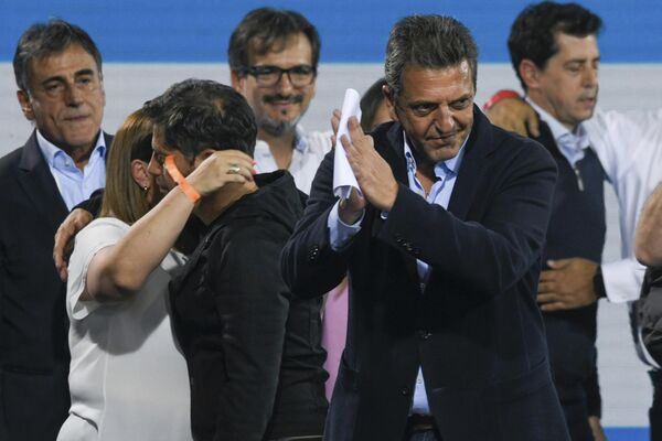 Sergio Massa ya reconoció su derrota, felicitó a su rival por su victoria y le deseó buena suerte.En la foto: Sergio Massa agradece a sus partidarios tras el anuncio de los resultados de la segunda vuelta de las elecciones presidenciales. - Sputnik Mundo