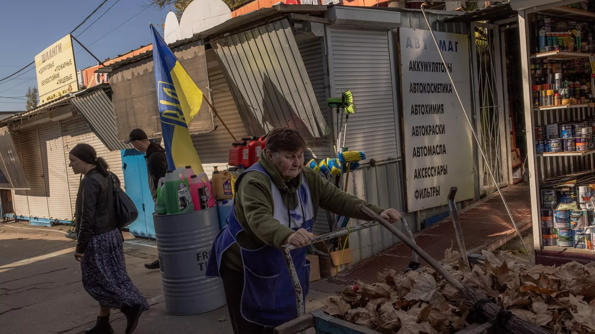 La gente camina en las calles de Jersón, Ucrania