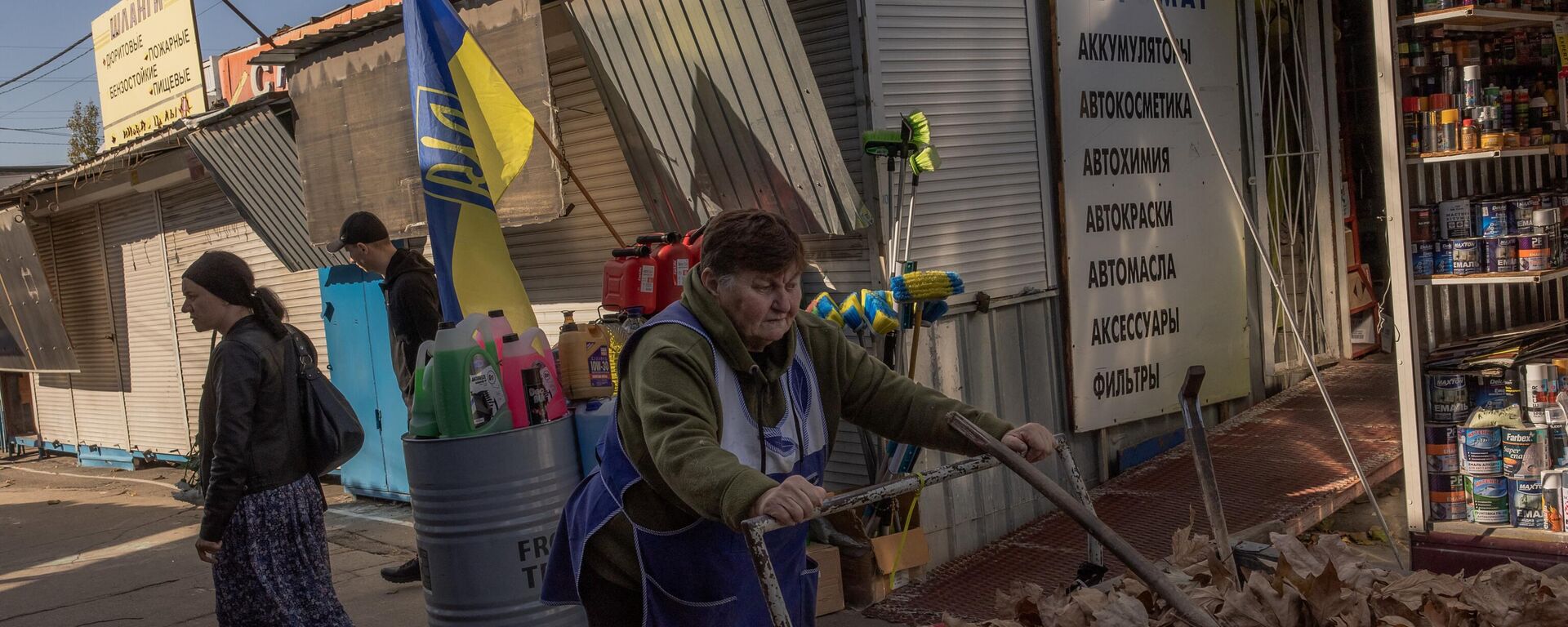 La gente camina en las calles de Jersón, Ucrania - Sputnik Mundo, 1920, 20.11.2023