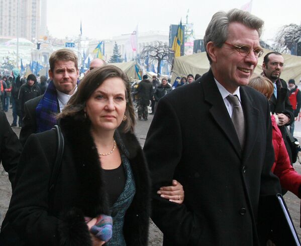 Los funcionarios europeos y estadounidenses que expresaron su decepción por la postura de las autoridades ucranianas no condenaron en modo alguno el comportamiento de los manifestantes. En la foto: la vicesecretaria de Estado de EEUU, Victoria Nuland, y el embajador de EEUU en Ucrania, Geoffrey Pyatt, tras una reunión con líderes de la oposición ucraniana en la Plaza de la Independencia de Kiev. - Sputnik Mundo