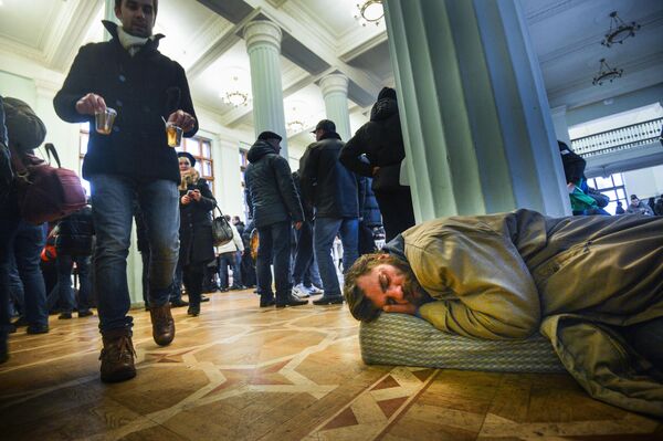 El 21 de febrero, representantes del Gobierno y de la oposición firmaron un acuerdo que preveía la celebración de elecciones presidenciales tras la adopción de la nueva Constitución del país. Sin embargo, al día siguiente la Rada Suprema destituyó al presidente Yanukóvich y fijó las elecciones presidenciales para el 25 de mayo. Las funciones de presidente fueron asignadas al portavoz de la Rada Suprema, Olekxandr Turchínov. En la foto: participantes en el Euromaidán descansan en el edificio de la Rada de la ciudad de Kiev. - Sputnik Mundo