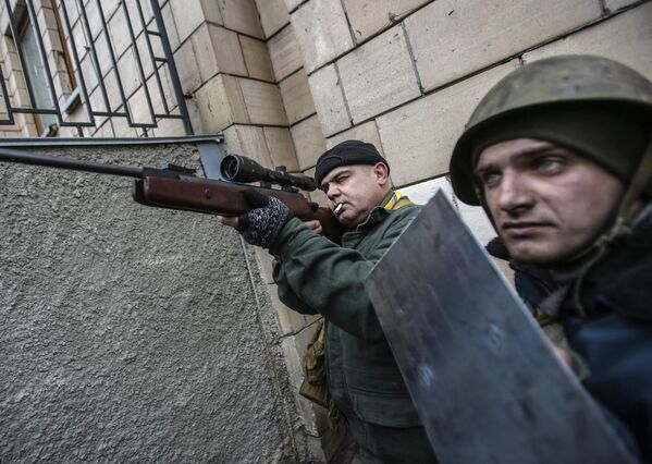 Tras la represión, las protestas en Kiev se radicalizaron, y en ellas participaron activamente organizaciones radicales neonazis que exigían la dimisión del Gobierno y del presidente Víctor Yanukóvich.En la foto: partidarios de la oposición armados en la Plaza de la Independencia de Kiev. - Sputnik Mundo