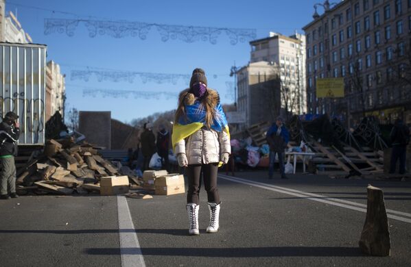 Los disturbios provocados deliberadamente en Kiev, como vivo ejemplo de la injerencia de Estados Unidos y sus aliados en los asuntos internos de Estados soberanos amigos de Rusia, fueron la causa de la guerra en Donbás, la crisis política y económica de Ucrania y el comienzo de la colonización occidental real del país y su destrucción gradual. En la foto: un partidario del Euromaidán en las barricadas en Kiev. - Sputnik Mundo