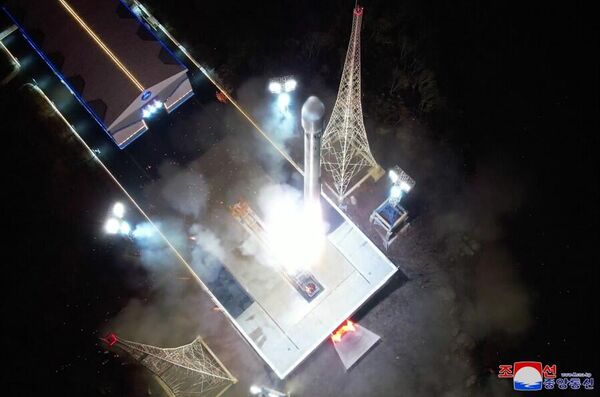 Pyongyang afirmó que el éxito del lanzamiento aumentará la preparación de las FFAA del país. - Sputnik Mundo