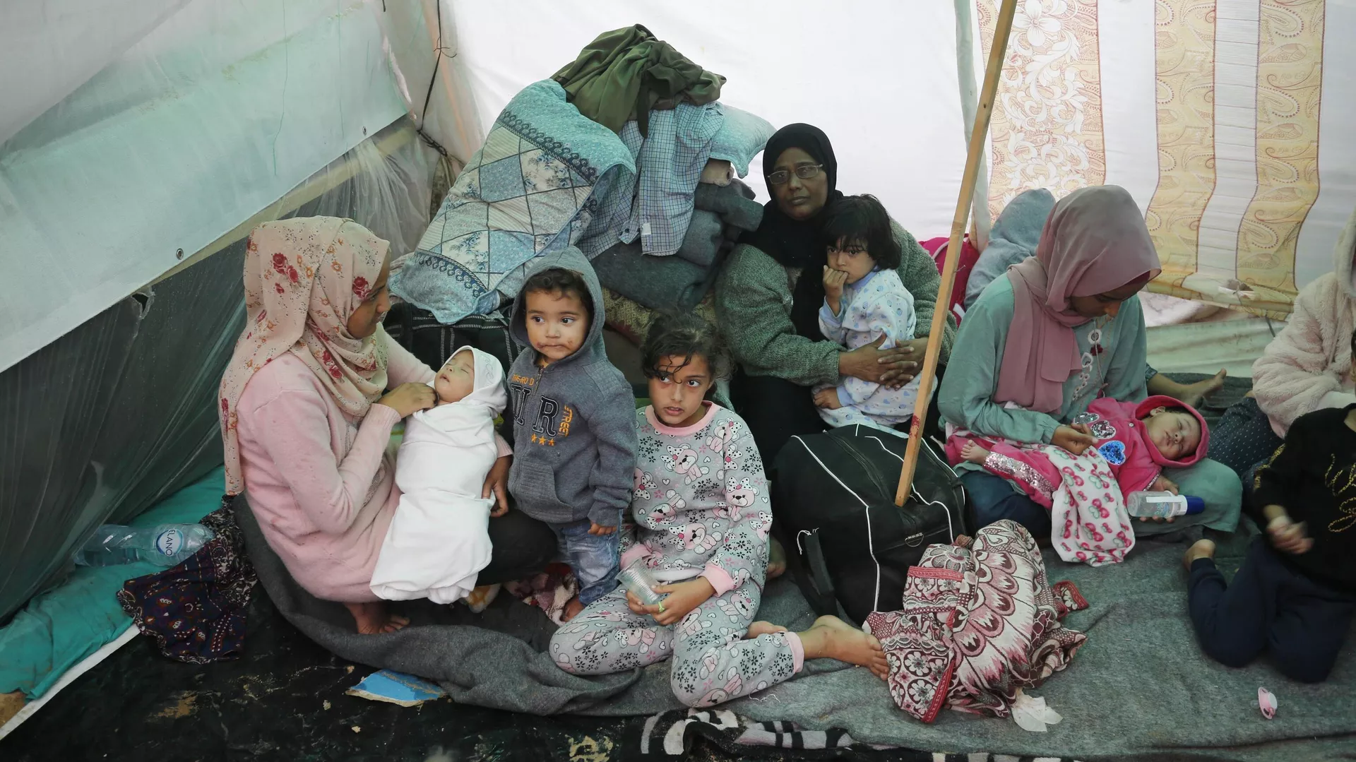 Mujeres palestinas en un refugio de la Agencia de Naciones Unidas para la población refugiada de Palestina en Oriente Medio.