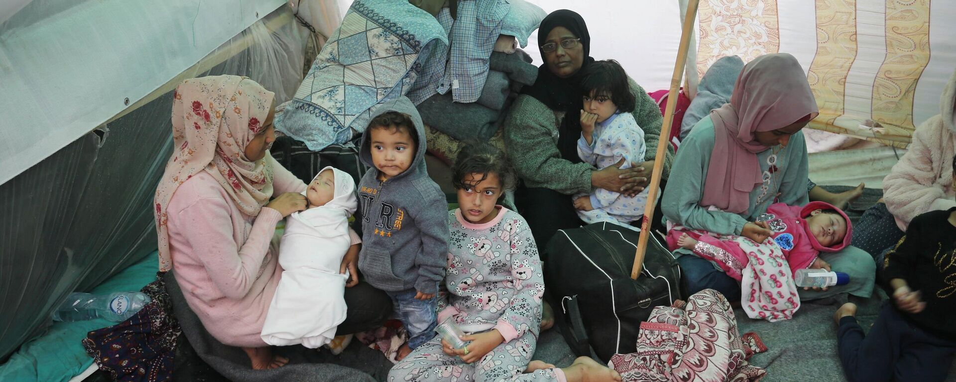 Mujeres palestinas en un refugio de la Agencia de Naciones Unidas para la población refugiada de Palestina en Oriente Medio. - Sputnik Mundo, 1920, 23.11.2023