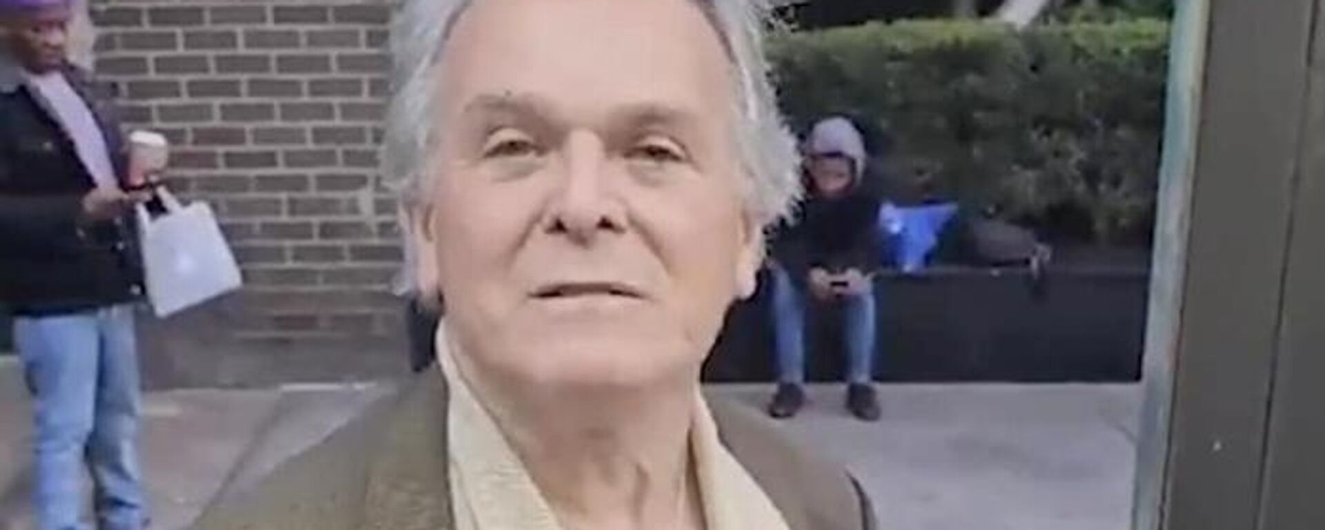 Stuart Seldowitz, exasesor de la Casa Blanca durante la Administración Obama, es captado hostigando a un vendedor ambulante de origen egipcio en Nueva York - Sputnik Mundo, 1920, 23.11.2023