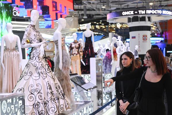 A la exposición asisten autoridades del poder ejecutivo, federal, empresas y estructuras públicas. En la foto: inauguración de la exposición Marcas de moda de Rusia. Evolución del estilo ruso. - Sputnik Mundo