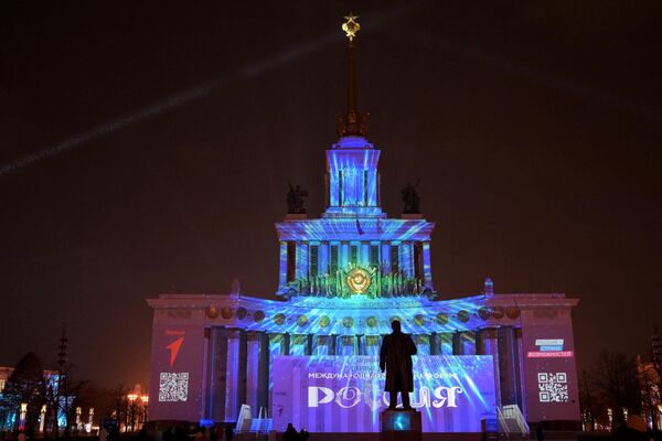 Se espera que 20 millones de personas visiten la exposición durante todo el ciclo.En la foto: espectáculo nocturno de luces. Iluminación del pabellón n.º 1 Central en VDNK, Moscú. - Sputnik Mundo