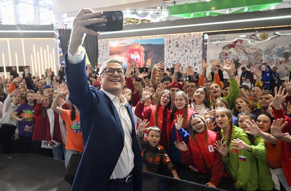 Presentación del stand de la región de Cheliábinsk. En el centro, Alexei Teksler, gobernador de la provincia. - Sputnik Mundo