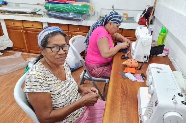 Mujeres con cáncer en terapia en el taller de costura Creando Esperanzas - Sputnik Mundo