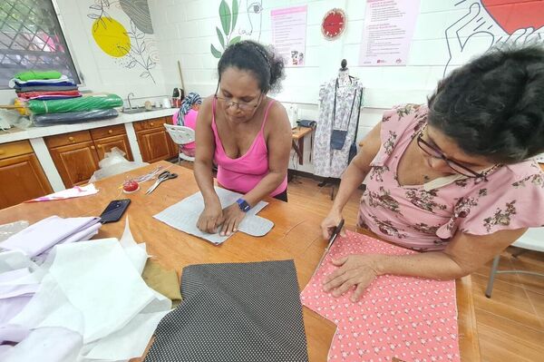 Mujeres con cáncer en terapia en el taller de costura Creando Esperanzas - Sputnik Mundo