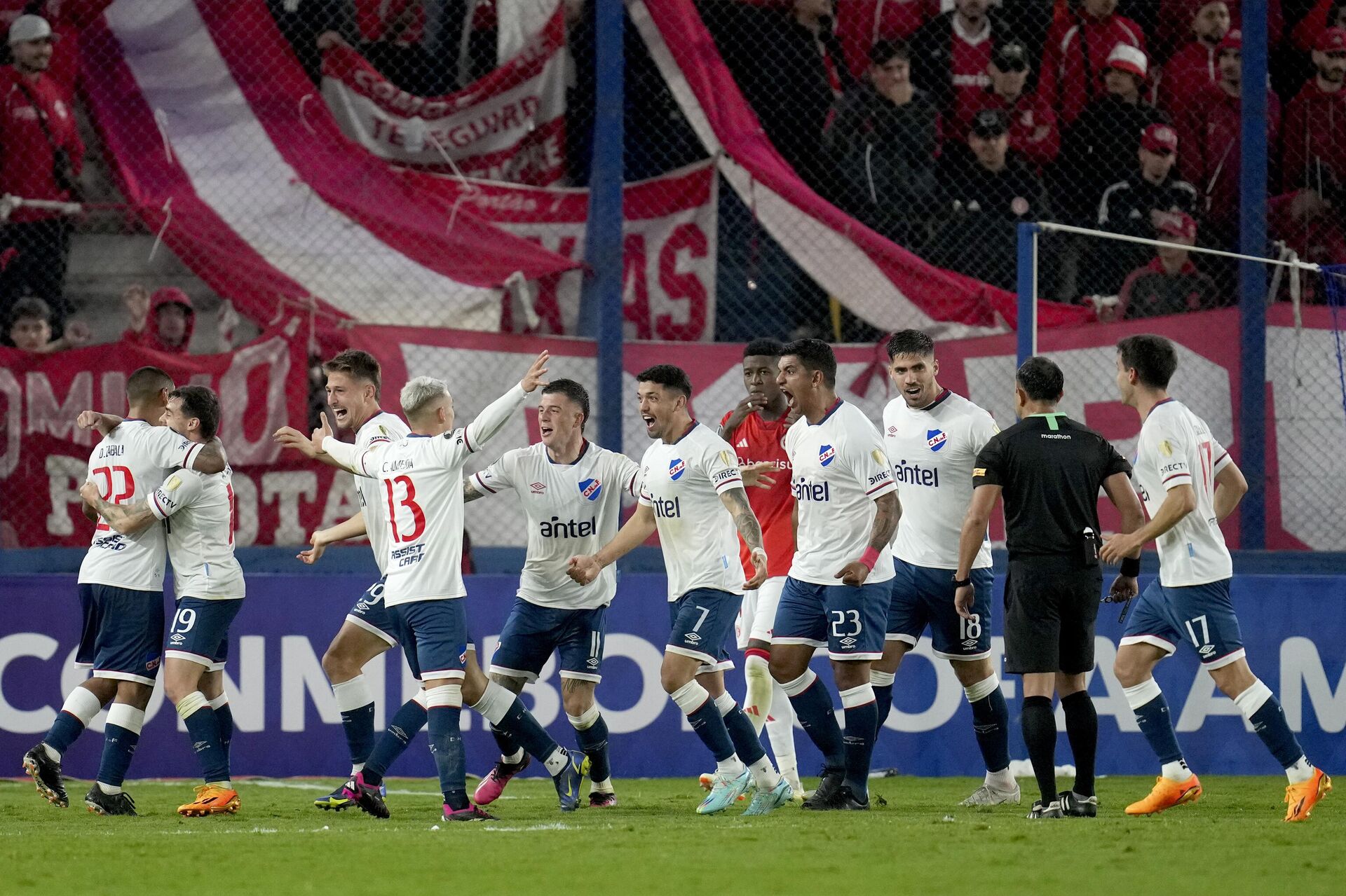 Los jugadores del Nacional uruguayo celebran después de que su compañero Bruno Damiani marcara el primer gol de su equipo contra el Internacional brasileño durante un partido del Grupo B de la Copa Libertadores en junio de 2023 - Sputnik Mundo, 1920, 24.11.2023