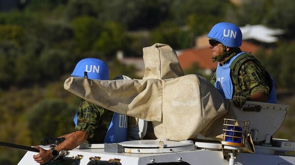 Tropas de mantenimiento de la paz de la ONU patrullan en el lado libanés de la frontera entre el Líbano e Israel - Sputnik Mundo