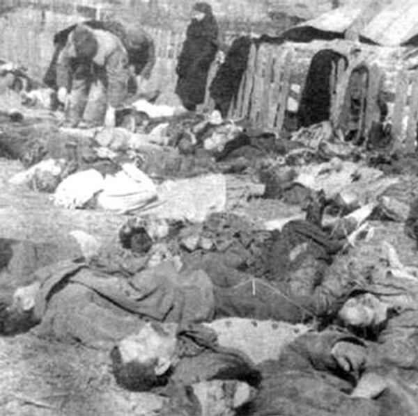 Víctimas civiles de la Masacre de polacos en Volinia cometida por el Ejército Insurgente Ucraniano (UPA), el 26 de marzo de 1943 - Sputnik Mundo