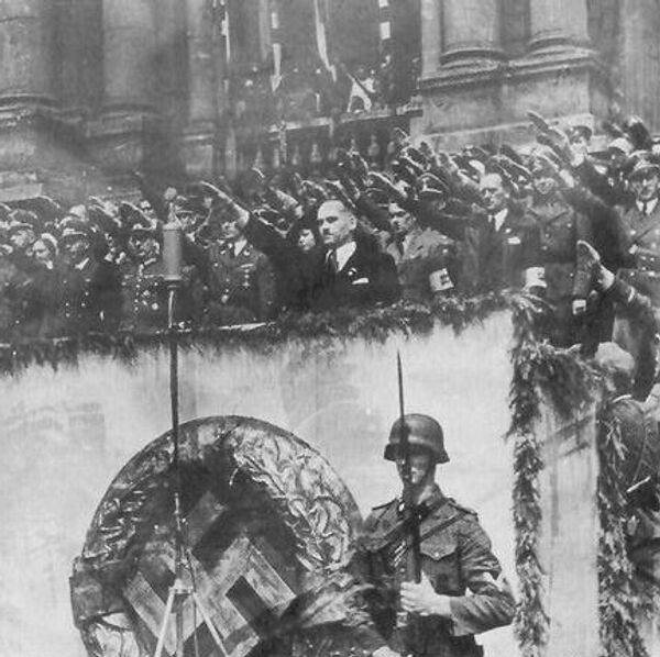 La cúpula política de la región ucraniana de Galitzia da la bienvenida a los colaboradores nazis en la ciudad de Leópolis, 1943. En primer plano, el jefe de la administración militar del regimiento, Alfred Bisanz. - Sputnik Mundo