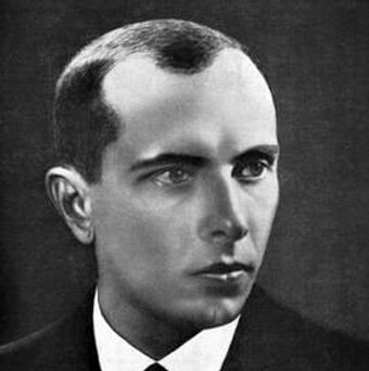 Stepán Bandera fue un nacionalista radical y uno de los líderes ideológicos de la Organización de Nacionalistas Ucranianos (OUN) que colaboró con los nazis durante su invasión a la URSS. En 2010, recibió el título de Héroe de Ucrania. No obstante, más tarde la decisión fue anulada debido a las protestas entre la sociedad ucraniana y la desaprobación de la comunidad mundial. Hoy en día es uno de los héroes de los grupos radicales ucranianos. - Sputnik Mundo