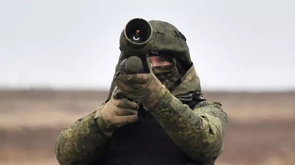 Un soldado de defensa antiaérea de las tropas aerotransportadas rusas con un sistema portátil de misiles antiaéreos, la región de Jersón  - Sputnik Mundo