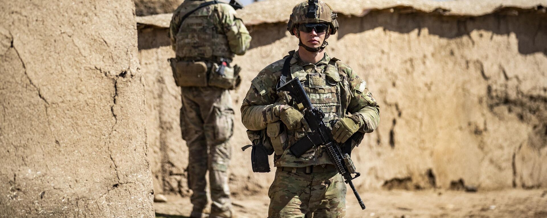 Soldados estadounidenses patrullan la ciudad de Al-Qahtaniyah, en el nororiente de Siria.  - Sputnik Mundo, 1920, 27.11.2023