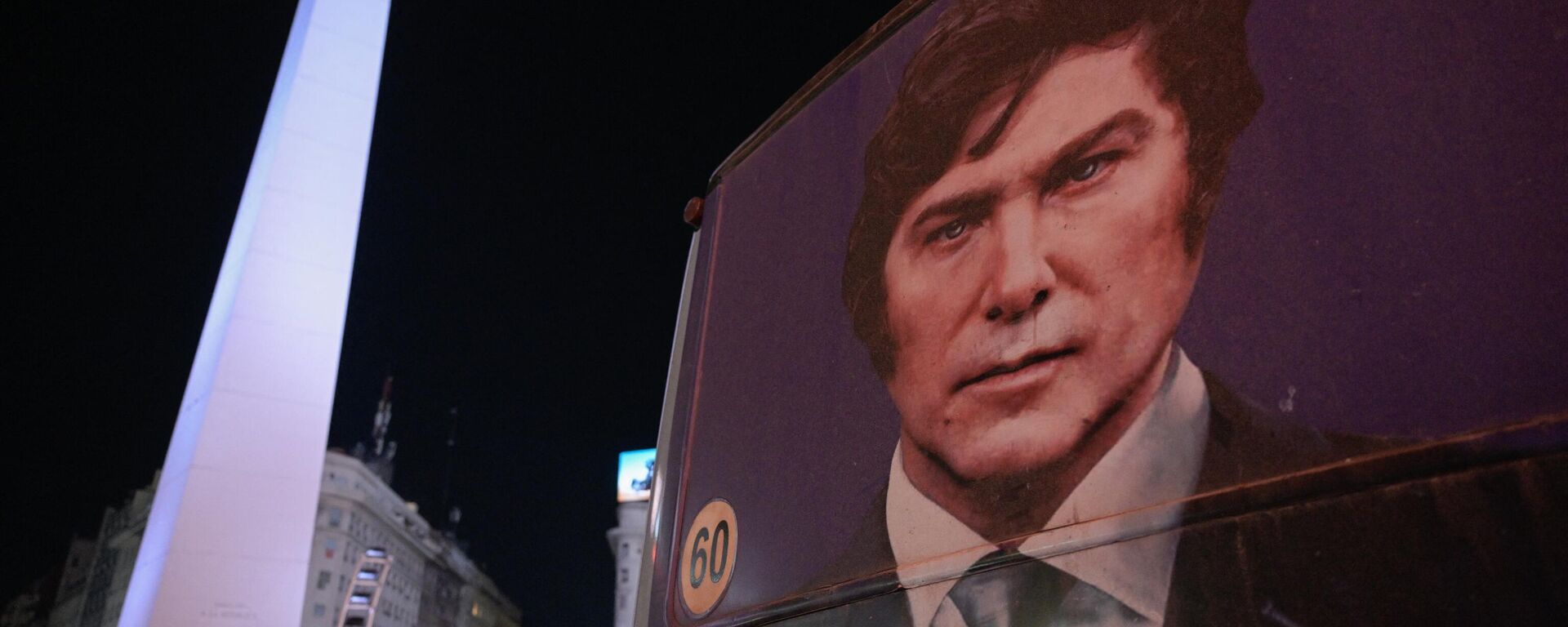 Una imagen del candidato presidencial argentino de la alianza La Libertad Avanza, Javier Milei, se ve en la ventana de un autobús mientras sus partidarios celebran su victoria en la segunda vuelta de las elecciones presidenciales en el Obelisco de Buenos Aires el 19 de noviembre de 2023. - Sputnik Mundo, 1920, 28.11.2023