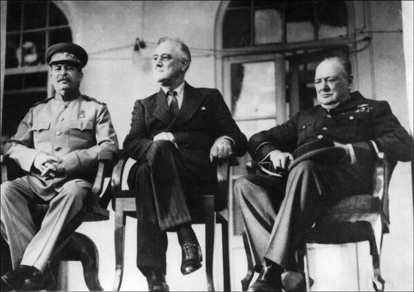 El secretario general del Comité Central del Partido Comunista de la Unión Soviética, Iósif Stalin, el presidente estadounidense, Franklin Roosevelt, y el primer ministro británico, Winston Churchill, 1943 - Sputnik Mundo