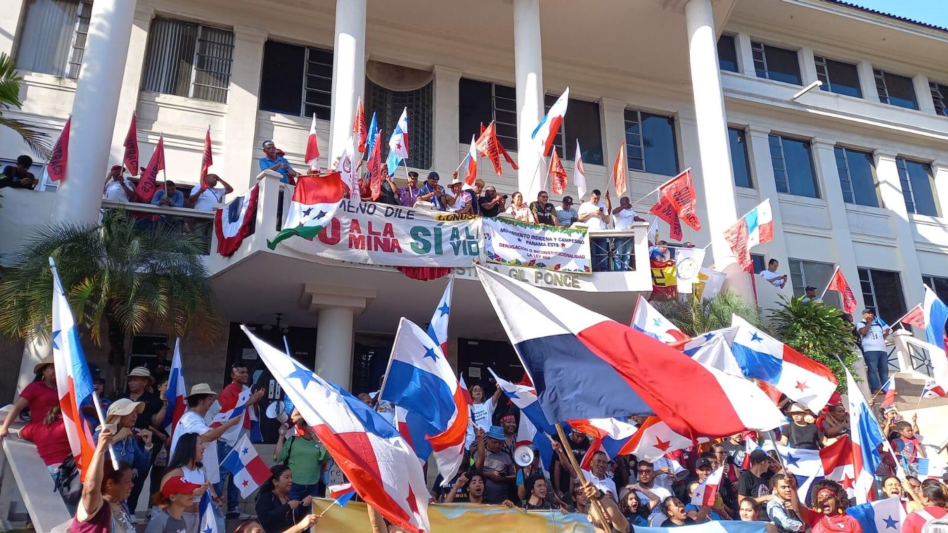 Manifestantes contra el acuerdo minero en Panamá - Sputnik Mundo, 1920, 28.11.2023