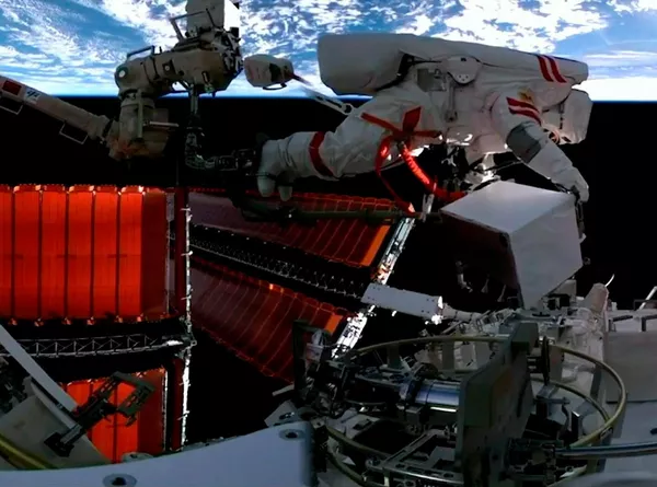 Está previsto ampliar la estación en el futuro. China también va a construir la primera nave orbital de energía solar del mundo sobre la base de Tiangong. En la foto: el taikonauta chino Fei Junlong. Está previsto ampliar la estación en el futuro. China también va a construir la primera nave orbital de energía solar del mundo sobre la base de Tiangong. En la foto: el taikonauta chino Fei Junlong. - Sputnik Mundo