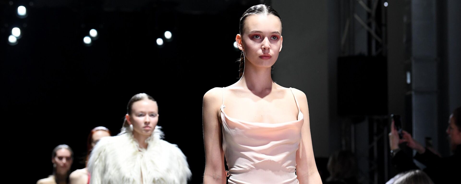 Una modelo muestra prendas de la marca argentina SADAELS en el Foro Internacional BRICS + Cumbre de la Moda - Sputnik Mundo, 1920, 29.11.2023