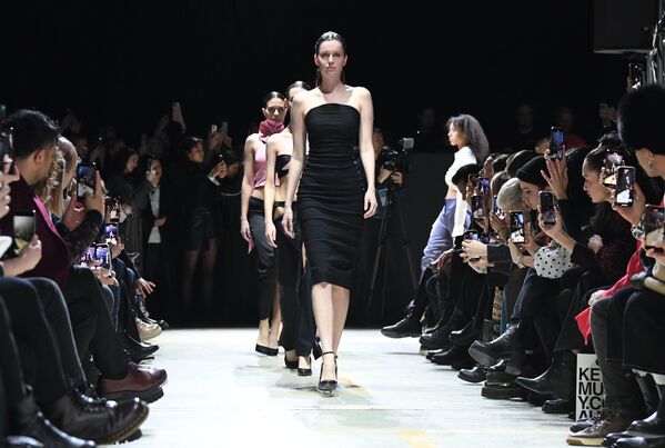 Al menos 130 marcas de 20 países presentan sus colecciones.En la foto: una modelo muestra prendas de SADAELS en la Cumbre de la Moda BRICS+. - Sputnik Mundo