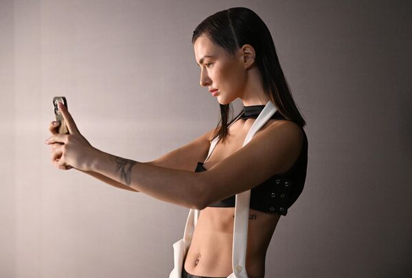 En los desfiles participan marcas argentinas, bielorrusas, chinas, indias, egipcias, etíopes y serbias.En la foto: una modelo antes del desfile de SADAELS. - Sputnik Mundo