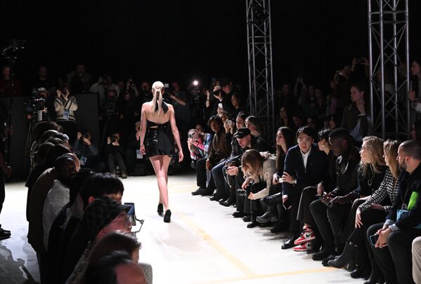 Tras graduarse, Daels lanzó una marca con su propio nombre. Desde entonces presenta sus colecciones en la Semana de la Moda de París.En la foto: una modelo muestra prendas de la marca argentina SADAELS. - Sputnik Mundo