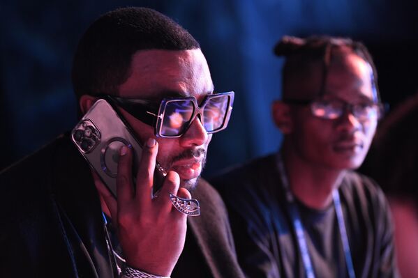 Presenta sus trajes también uno de los más famosos de la moda sudafricana, David Tlale, cuyas colecciones desfilaron en las Semanas de la Moda de Nueva York y París.En la foto: David Tlale durante un desfile de la marca argentina SADAELS. - Sputnik Mundo