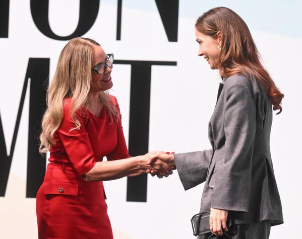 De acuerdo con la actriz, lleva diez años vistiendo ropa de la diseñadora de moda rusa Uliana Sergéyenko y la prefiere en comparación con modistas italianos.En la foto: la actriz y la diseñadora de moda rusa Aliona Ajmadúllina tras la sesión plenaria de la cumbre. - Sputnik Mundo