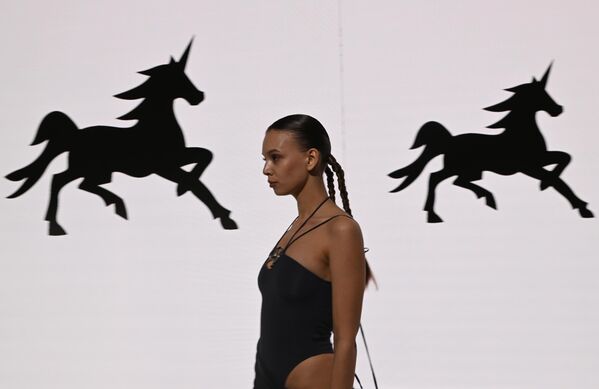 El evento se celebra en cuatro lugares: la Galería del Aparcamiento del Parque Zariadie, la Casa de Pashkov, la Biblioteca Estatal Rusa y el Museo Histórico Estatal.En la foto: una modelo muestra prendas de la marca argentina SADAELS en la Cumbre de la Moda BRICS+. - Sputnik Mundo