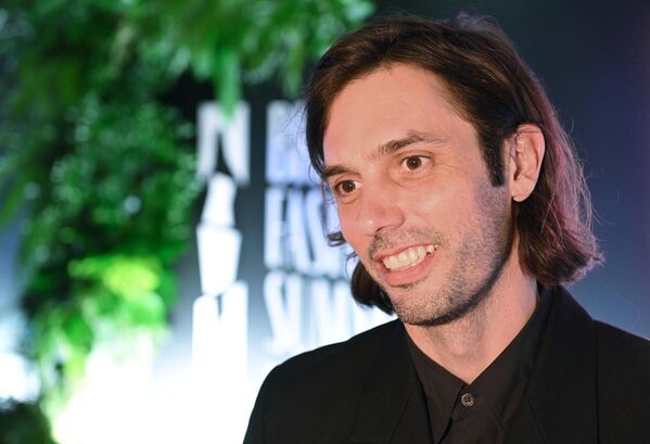 En 2015 abrió su primera tienda en Buenos Aires, convirtiéndose en uno de los diseñadores emergentes más destacados de su país.En la foto: el diseñador durante el desfile de su marca. - Sputnik Mundo