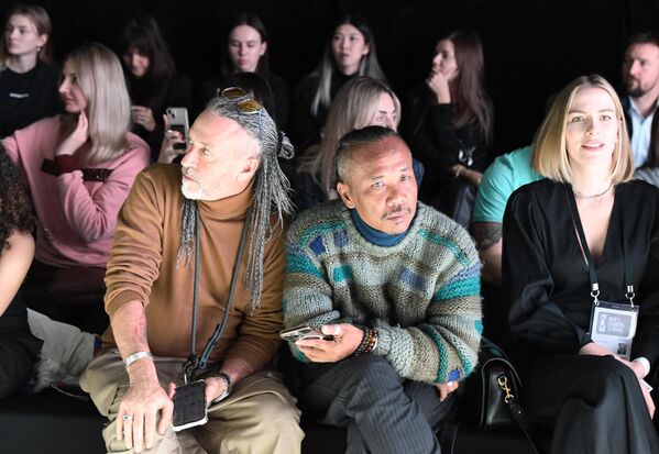 El evento se celebra en la capital rusa, Moscú, del 28 de noviembre al 2 de diciembre.En la foto: unos espectadores en el desfile de moda de la marca argentina SADAELS. - Sputnik Mundo