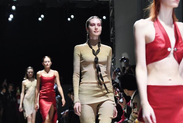 El foro incluye también un amplio programa de negocios, intensivos de moda, showroom B2B y el festival de cortometrajes World Fashion Shorts.En la foto: unas modelos muestran prendas de la marca argentina SADAELS en la Cumbre de la Moda BRICS+. - Sputnik Mundo