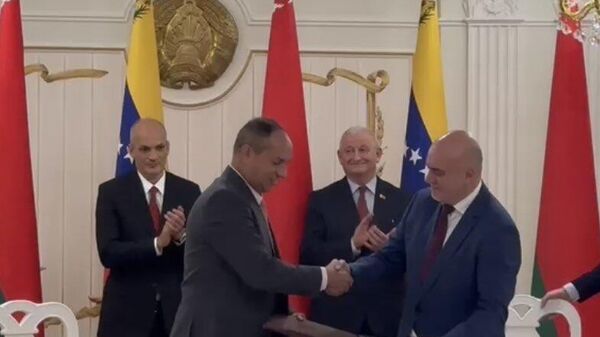 Los Gobiernos de Venezuela y Bielorrusia firmaron 13 convenios en distintas materias  - Sputnik Mundo