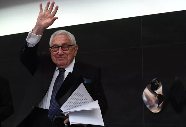 A Kissinger le gustaba citar las palabras del filósofo prusiano de la Ilustración Immanuel Kant que la paz mundial podía llegar o bien a través de un completo entendimiento mutuo o bien a través de una catástrofe global. Él mismo soñaba más bien con lo primero, pero sentía la perspectiva cada vez más cercana de lo segundo. "De todos modos, no estaré para verlo", subrayó Kissinger con una sonrisa en una de sus últimas entrevistas, pocos meses antes de su centenario. El político falleció el 29 de noviembre de 2023 a los 100 años de edad, en su casa de Connecticut. Le sobreviven su esposa Nancy, dos hijos, David y Elizabeth, y cinco nietos. A Kissinger le gustaba citar las palabras del filósofo prusiano de la Ilustración Immanuel Kant que la paz mundial podía llegar o bien a través de un completo entendimiento mutuo o bien a través de una catástrofe global. Él mismo soñaba más bien con lo primero, pero sentía la perspectiva cada vez más cercana de lo segundo. "De todos modos, no estaré para verlo", subrayó Kissinger con una sonrisa en una de sus últimas entrevistas, pocos meses antes de su centenario. El político falleció el 29 de noviembre de 2023 a los 100 años de edad, en su casa de Connecticut. Le sobreviven su esposa Nancy, dos hijos, David y Elizabeth, y cinco nietos. - Sputnik Mundo