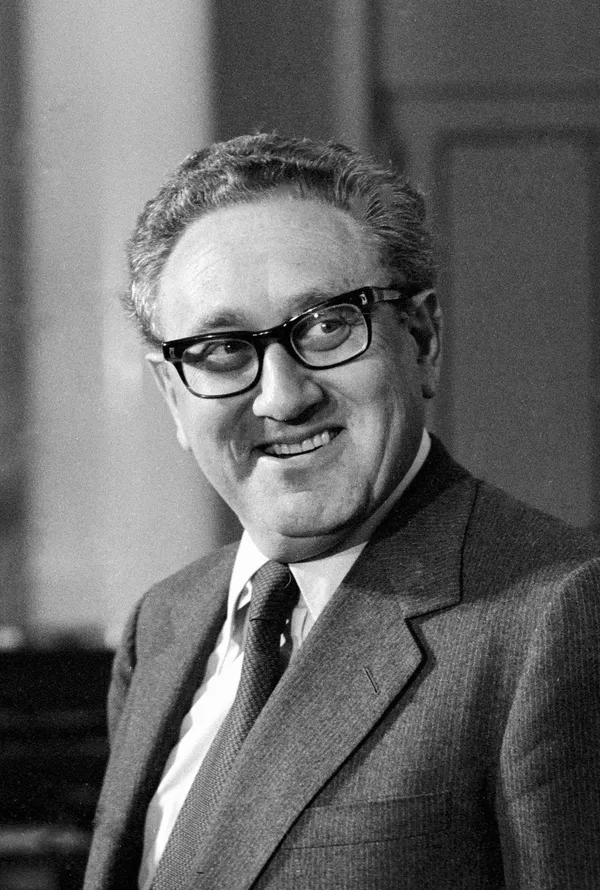 El hombre a quien EEUU debe la política de distensión con la URSS, el restablecimiento de relaciones con China, el concepto de disuasión nuclear y el fin de la guerra de Vietnam, nació el 27 de mayo de 1923 en la ciudad bávara de Furth y originalmente llevaba el nombre de Heinz Alfred Kissinger. Huyendo del Holocausto, su familia se trasladó a Estados Unidos y se instaló en Nueva York. Allí, el joven empezó a ser llamado Henry y la familia le cambió el nombre al modo estadounidense: Henry Kissinger. El hombre a quien EEUU debe la política de distensión con la URSS, el restablecimiento de relaciones con China, el concepto de disuasión nuclear y el fin de la guerra de Vietnam, nació el 27 de mayo de 1923 en la ciudad bávara de Furth y originalmente llevaba el nombre de Heinz Alfred Kissinger. Huyendo del Holocausto, su familia se trasladó a Estados Unidos y se instaló en Nueva York. Allí, el joven empezó a ser llamado Henry y la familia le cambió el nombre al modo estadounidense: Henry Kissinger. - Sputnik Mundo