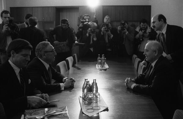 En 1943, el futuro político fue reclutado por el Ejército y recibió la nacionalidad estadounidense. En 1952 recibió el título de magistrado en Harvard College y en 1954 obtuvo el doctorado.En la foto: el exsecretario de Estado Henry Kissinger y Mijaíl Gorbachov, expresidente de la URSS, durante una reunión en Moscú, 1993. - Sputnik Mundo