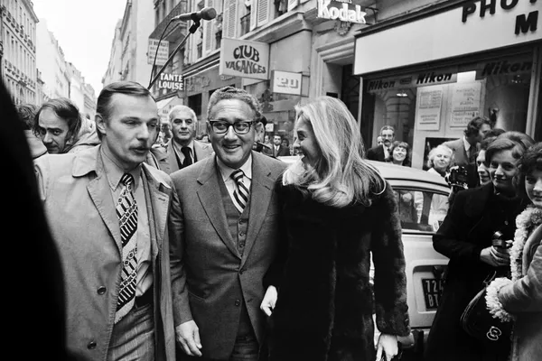 Kissinger dejó la Casa Blanca en 1977, pero siguió implicado en política al más alto nivel y pronto fundó la compañía Kissinger Associates, que asesoraba a importantes clientes de todo el mundo en asuntos de política internacional. Utilizó su nombre y sus contactos para llegar a bancos y grandes empresas de todo el mundo. Fue él quien, según los medios de comunicación, contribuyó a la creación de una nueva clase oligárquica a nivel mundial. En la foto: Kissinger con Jan Rose Cushing, esposa del banquero de inversiones estadounidense Frederick Cushing, a la salida del restaurante Chez Tante Louise de París, en 1972. Kissinger dejó la Casa Blanca en 1977, pero siguió implicado en política al más alto nivel y pronto fundó la compañía Kissinger Associates, que asesoraba a importantes clientes de todo el mundo en asuntos de política internacional. Utilizó su nombre y sus contactos para llegar a bancos y grandes empresas de todo el mundo. Fue él quien, según los medios de comunicación, contribuyó a la creación de una nueva clase oligárquica a nivel mundial. En la foto: Kissinger con Jan Rose Cushing, esposa del banquero de inversiones estadounidense Frederick Cushing, a la salida del restaurante Chez Tante Louise de París, en 1972. - Sputnik Mundo
