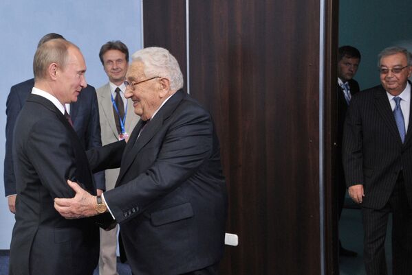 Kissinger, que se reunió con el presidente ruso Vladímir Putin más de una docena de veces, creía que Rusia debía ser tratada como un elemento importante en el nuevo sistema de equilibrio mundial y que un equilibrio entre Moscú y Washington reforzaría la estabilidad en el mundo. En la foto: el presidente ruso, Vladímir Putin, y Henry Kissinger, reunidos en el XVI Foro Económico Internacional de San Petersburgo (SPIEF), 2012. - Sputnik Mundo