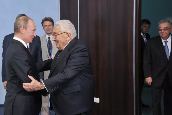 Kissinger, que se reunió con el presidente ruso Vladímir Putin más de una docena de veces, creía que Rusia debía ser tratada como un elemento importante en el nuevo sistema de equilibrio mundial y que un equilibrio entre Moscú y Washington reforzaría la estabilidad en el mundo. En la foto: el presidente ruso, Vladímir Putin, y Henry Kissinger, reunidos en el XVI Foro Económico Internacional de San Petersburgo (SPIEF), 2012. Kissinger, que se reunió con el presidente ruso Vladímir Putin más de una docena de veces, creía que Rusia debía ser tratada como un elemento importante en el nuevo sistema de equilibrio mundial y que un equilibrio entre Moscú y Washington reforzaría la estabilidad en el mundo. En la foto: el presidente ruso, Vladímir Putin, y Henry Kissinger, reunidos en el XVI Foro Económico Internacional de San Petersburgo (SPIEF), 2012. - Sputnik Mundo